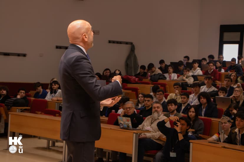 Ponencia frente a un auditorio lleno durante el Hackathon URJC