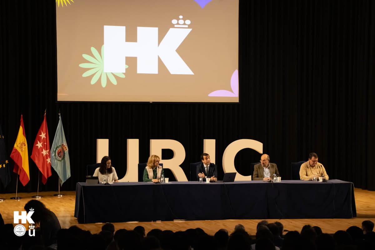 Panel de jurado en escenario principal