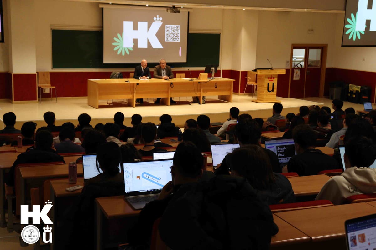 Participantes trabajando en el auditorio