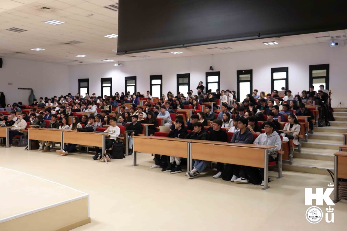 Auditorio lleno de participantes