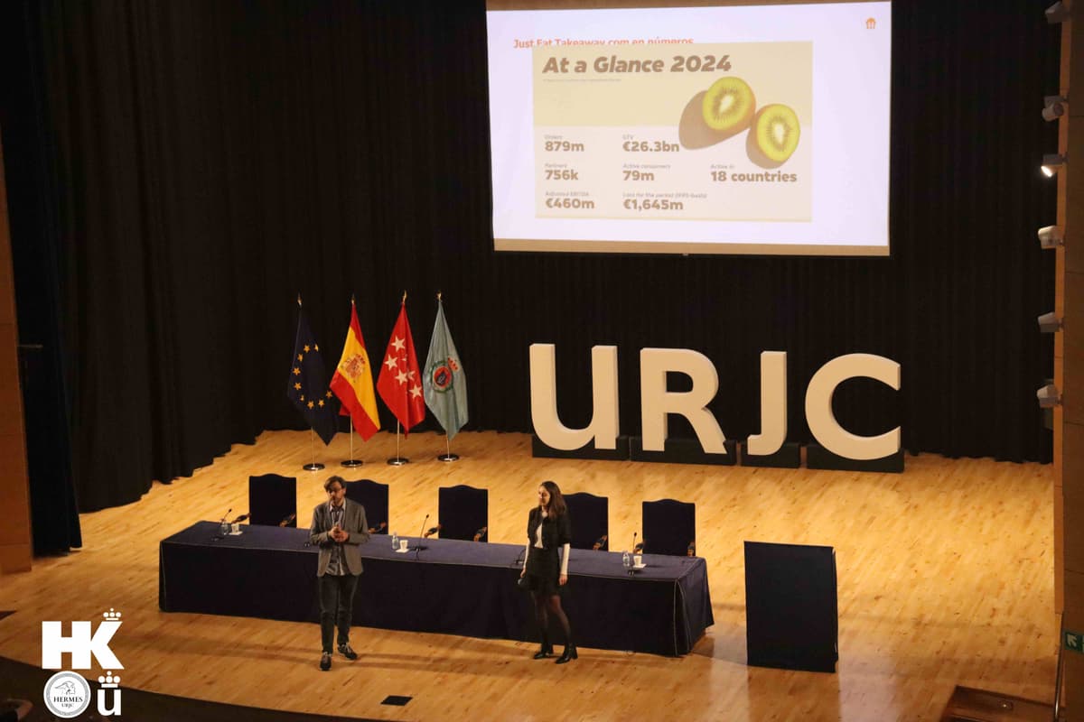 Escenario principal URJC con presentación Just Eat