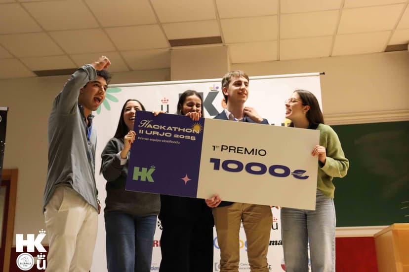 Equipo ganador celebrando el primer premio del Hackathon URJC