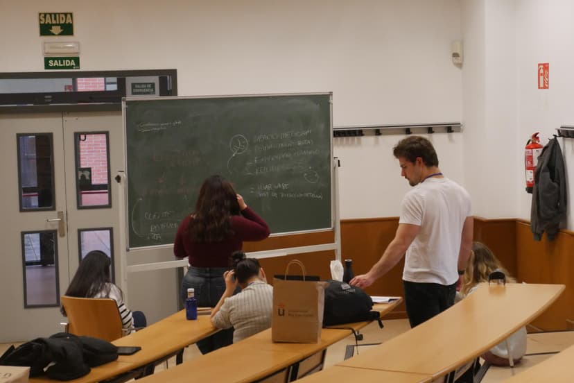 Equipos trabajando durante la fase de clasificación